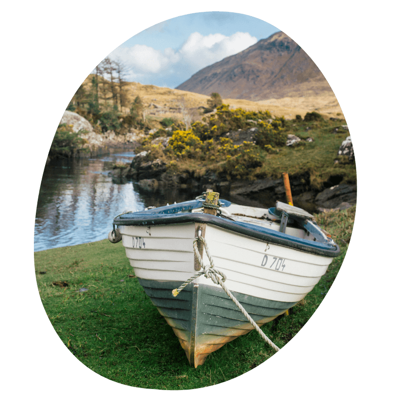 gezellige natuur van Ierland met bootje