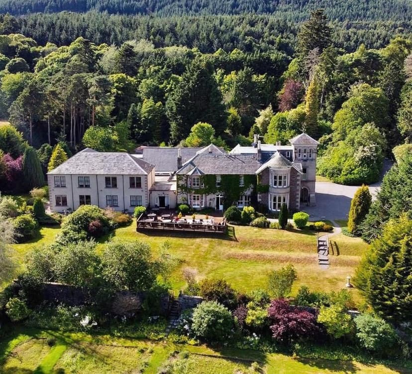 Luchtfoto van het Loch Ness Country House hotel