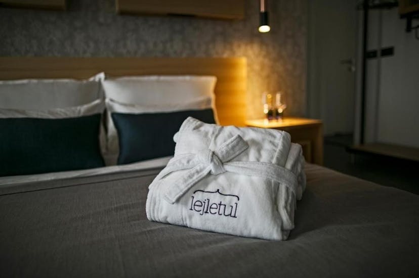 opgevouwen badjas met een merknaam op bed