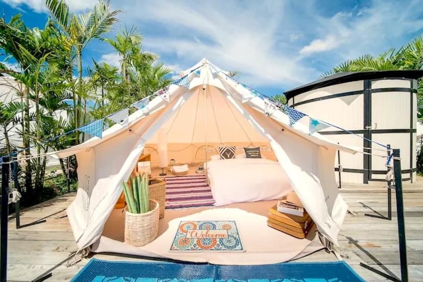 knus tentje met een bed en kleed