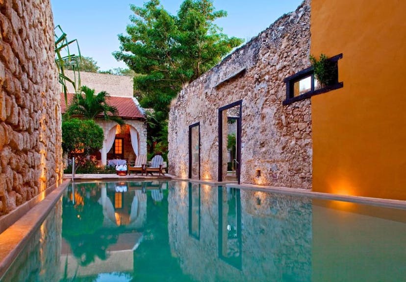 kleurrijk hotel met zwembad