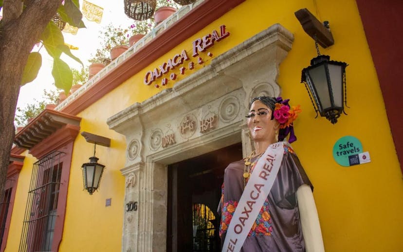 Hotel Oaxaca real Mexico voorgevel met standbeeld
