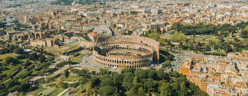 Rome vanaf boven met het prachtige uitzicht op het colosseum