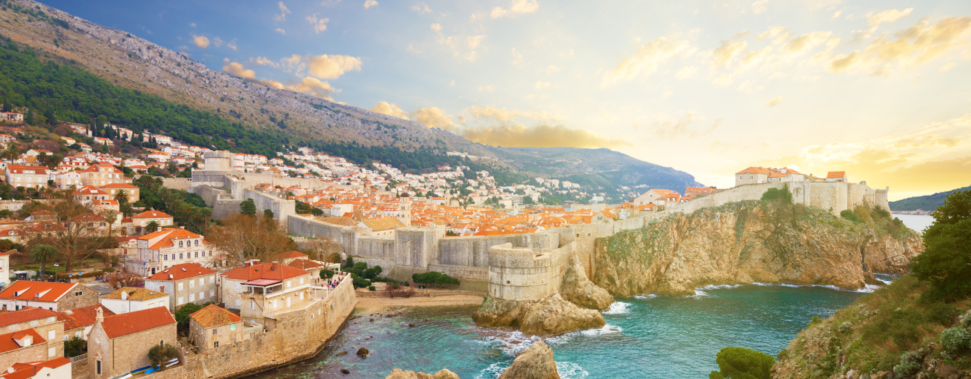Kroatische stad in de heuvels aan de kust met een grote stenen stadsmuur
