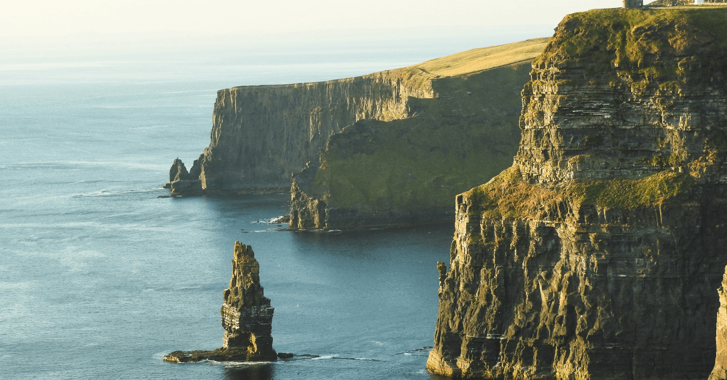 Prachtige kliffen aan het water in Ierland