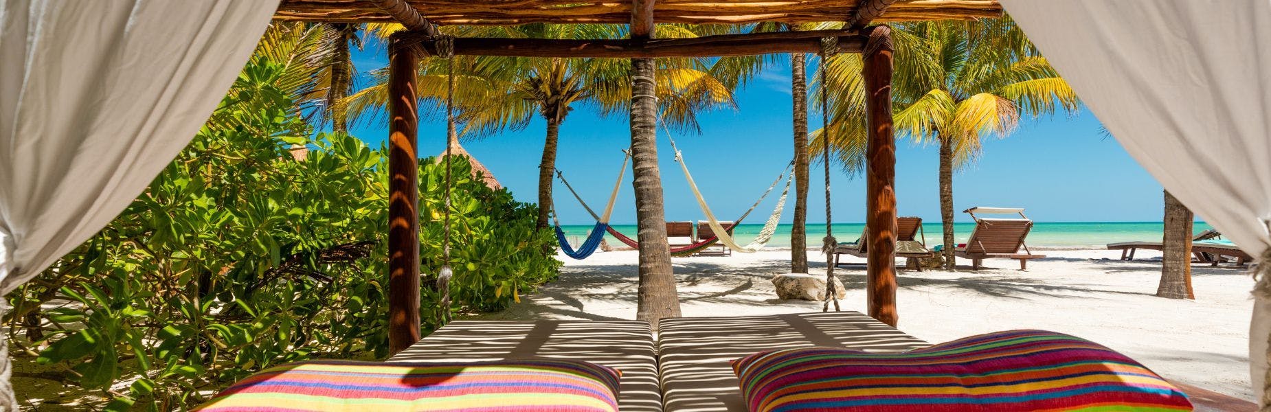 ligbedjes en hangmatten op een strand in Mexico