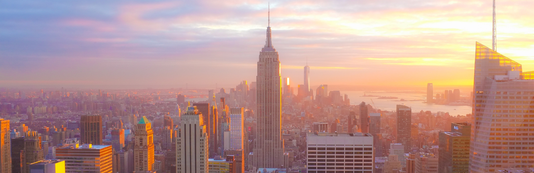 Skyline van New York met zonsondergang, roze/gele lucht