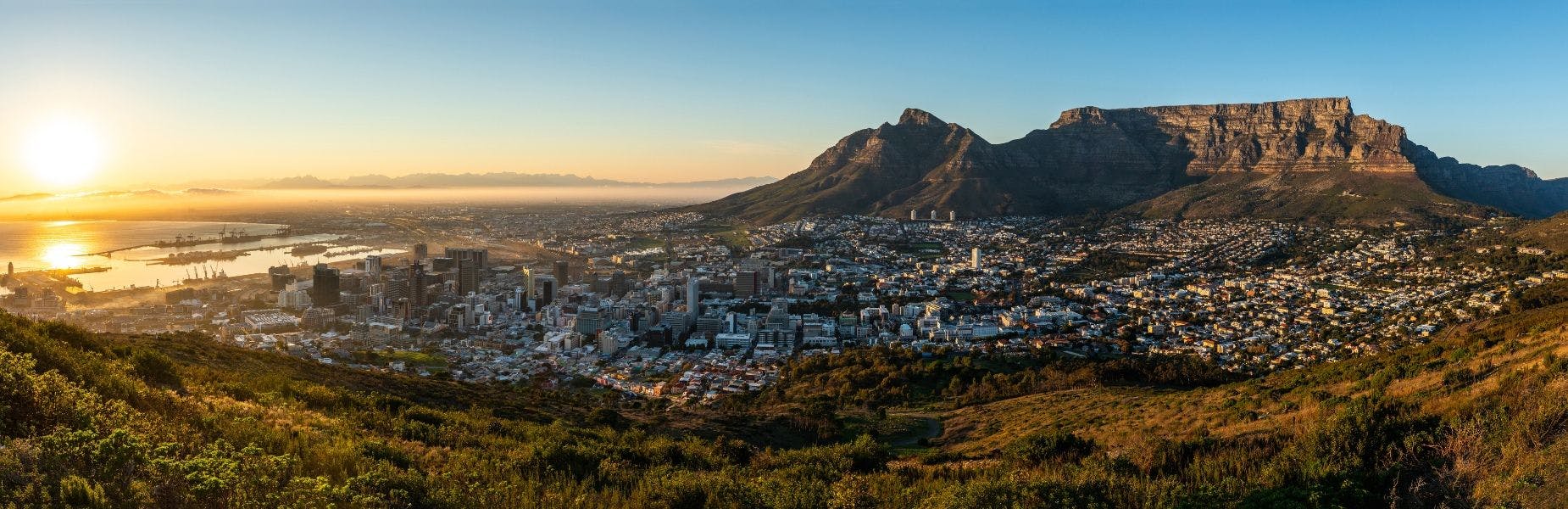 Kaapstad Zuid-Afrika met de Tafelberg en lage zon