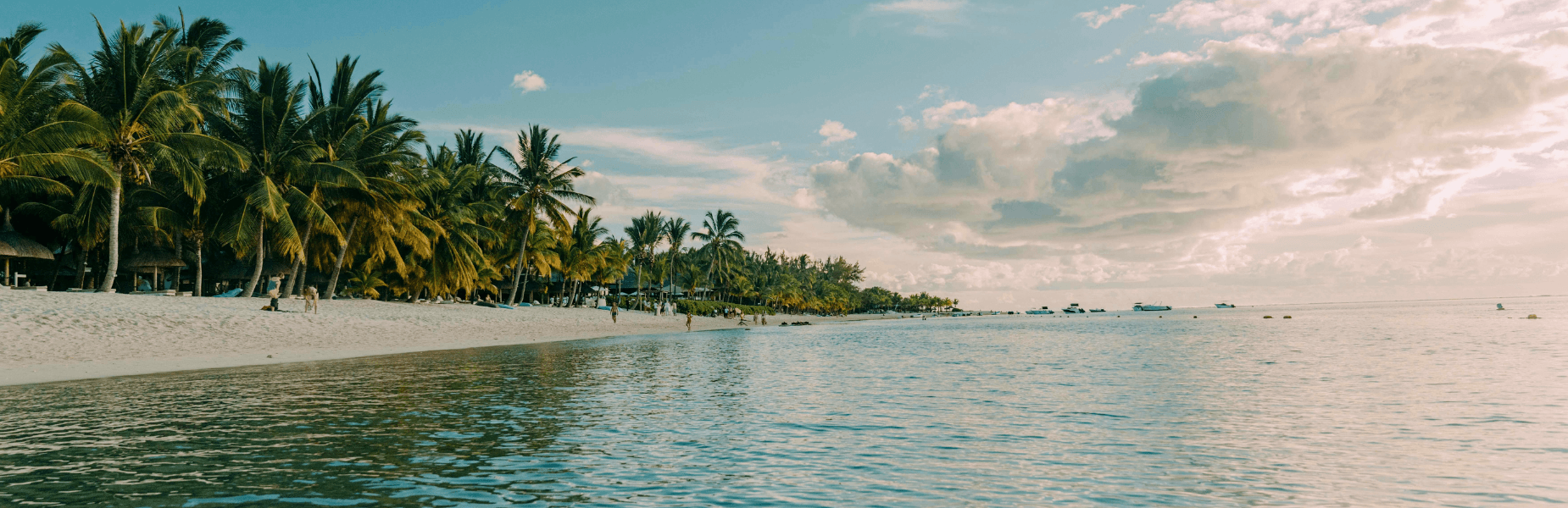 prachtig strand met blauw zee water