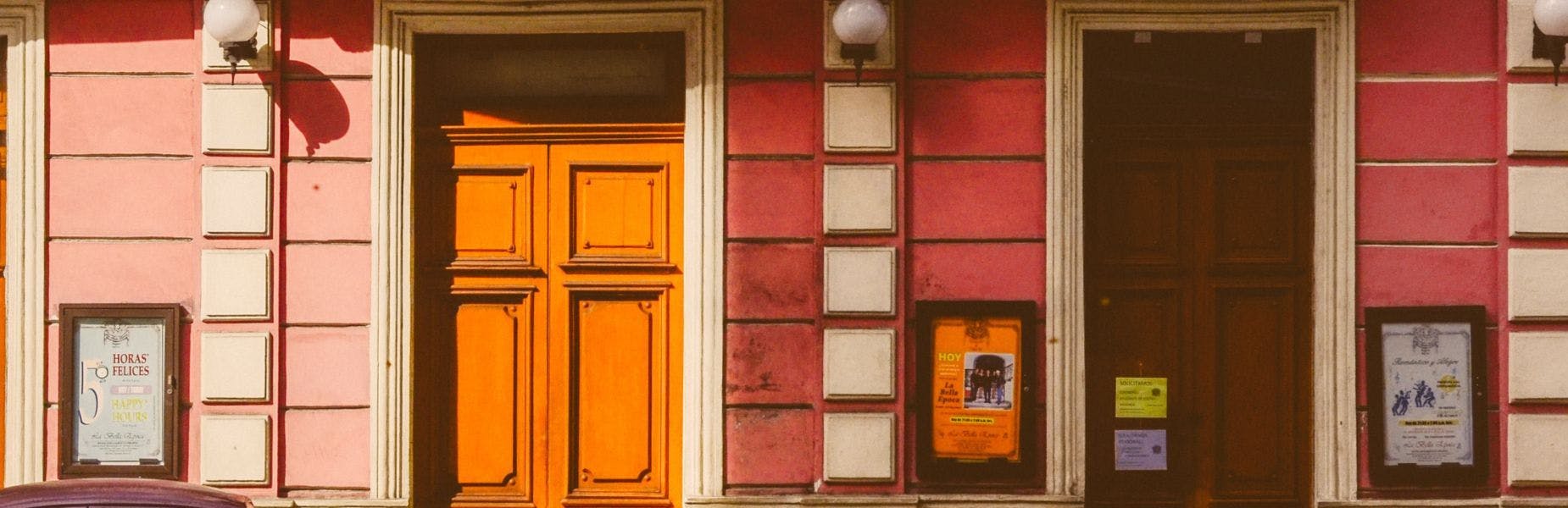 deuren in rode huizen