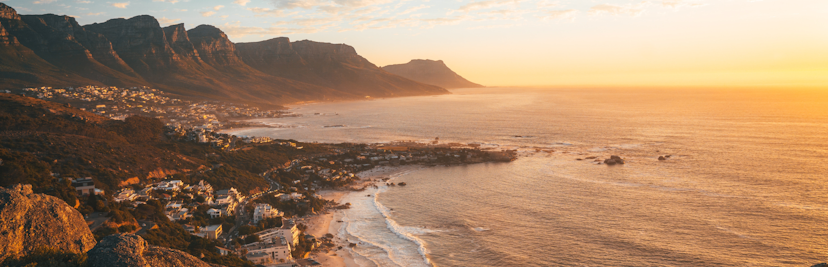 Kust van Kaapstad met zon die ondergaat op zee