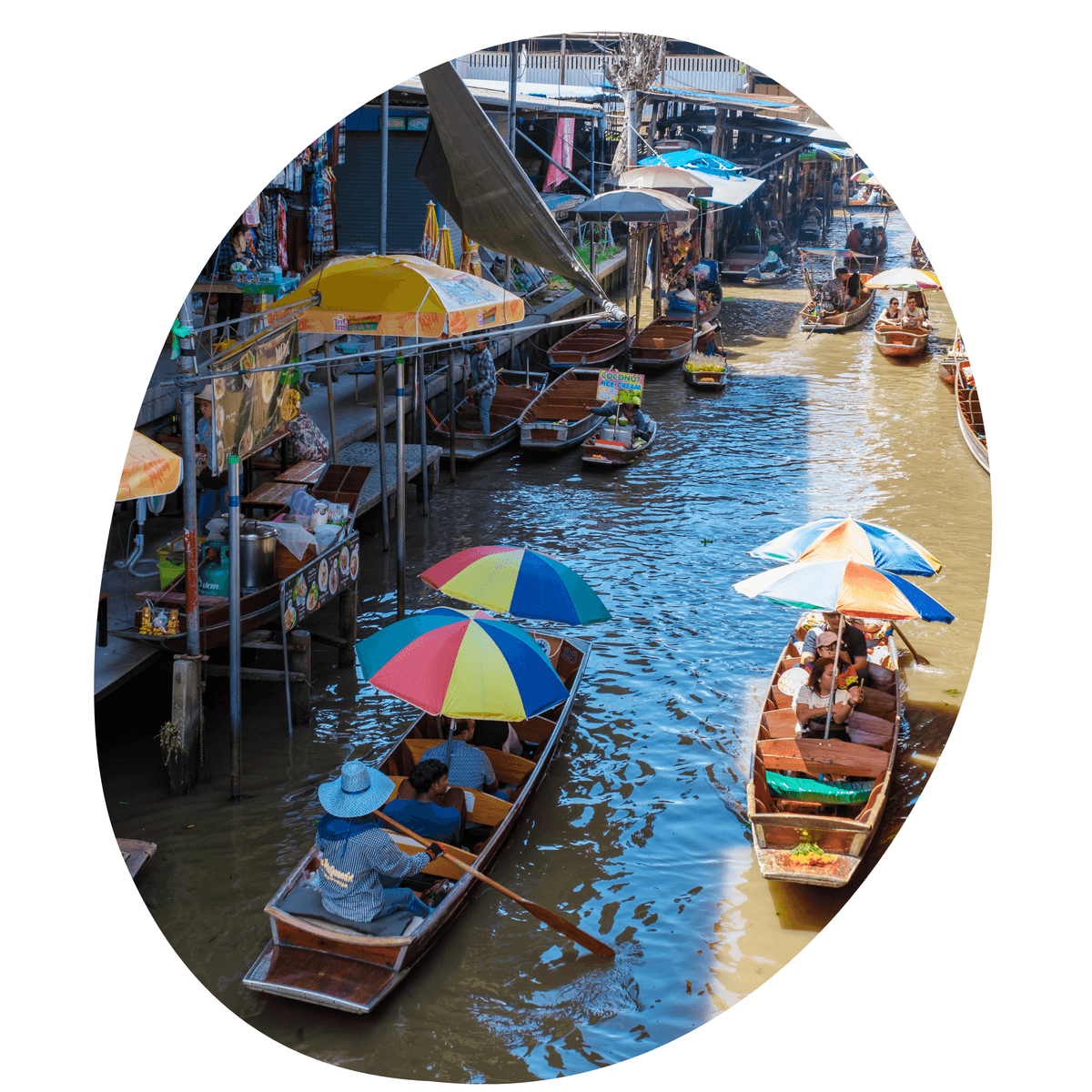 markt met een rivier erdoorheen met varende bootjes