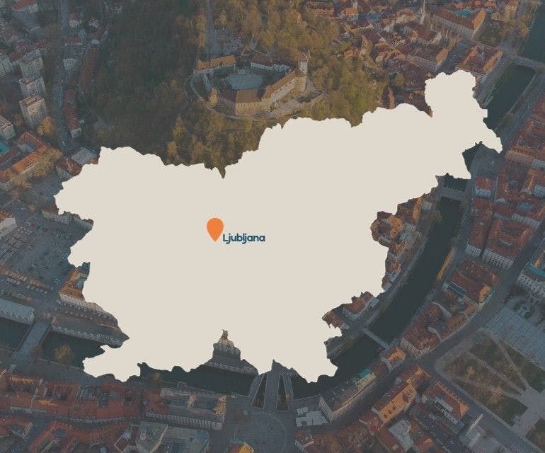 Kaart van Slovenië met Ljubljana pin en achtergrond stad
