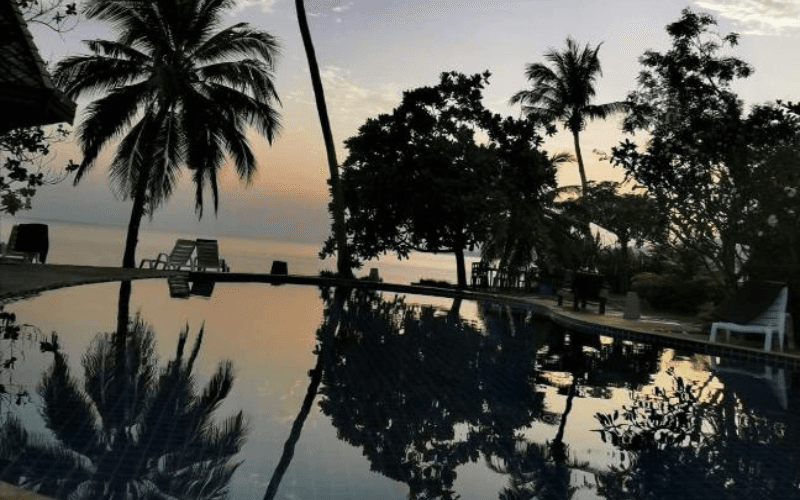 Grand Manita Beach Resort is het perfecte verblijf als je wilt genieten van een prachtig uitzicht op de zee. Vanuit het hotel is alles binnen handbereik. Je wandelt zo vanuit het zwembad het parelwitte strand op. Je verblijft in een groene omgeving, met Lamai Beach op slechts een paar minuten loopafstand!