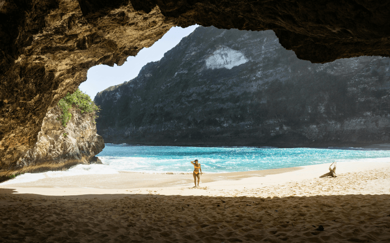 vrouw in bikini in de baai bij uluwatu beach