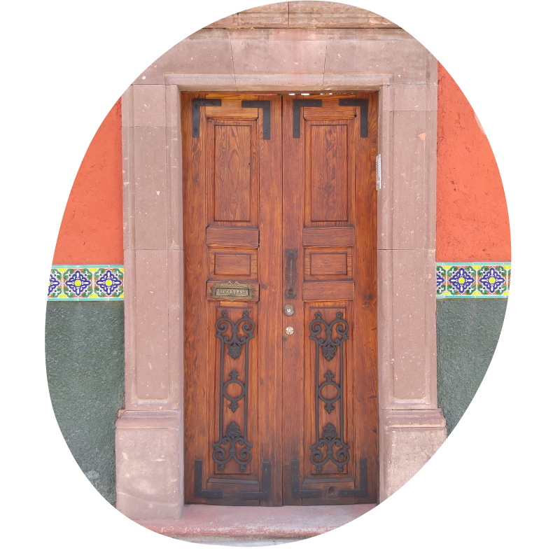 houten deur in kleurrijke muur