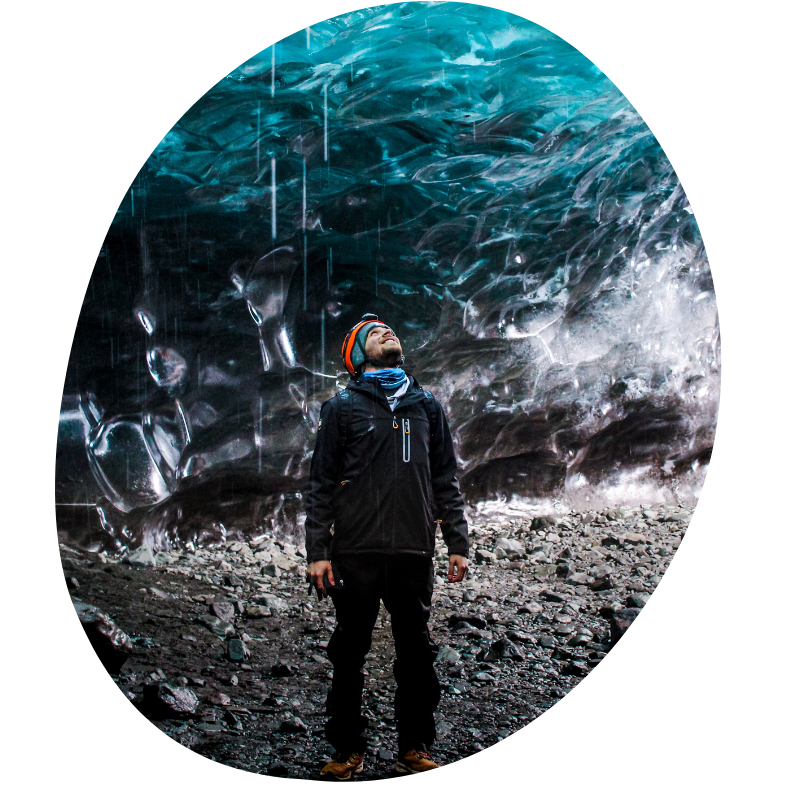 Man in de ijsgrotten van IJsland