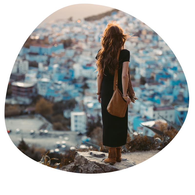 Vrouw kijkt uit over Marokkaanse stad