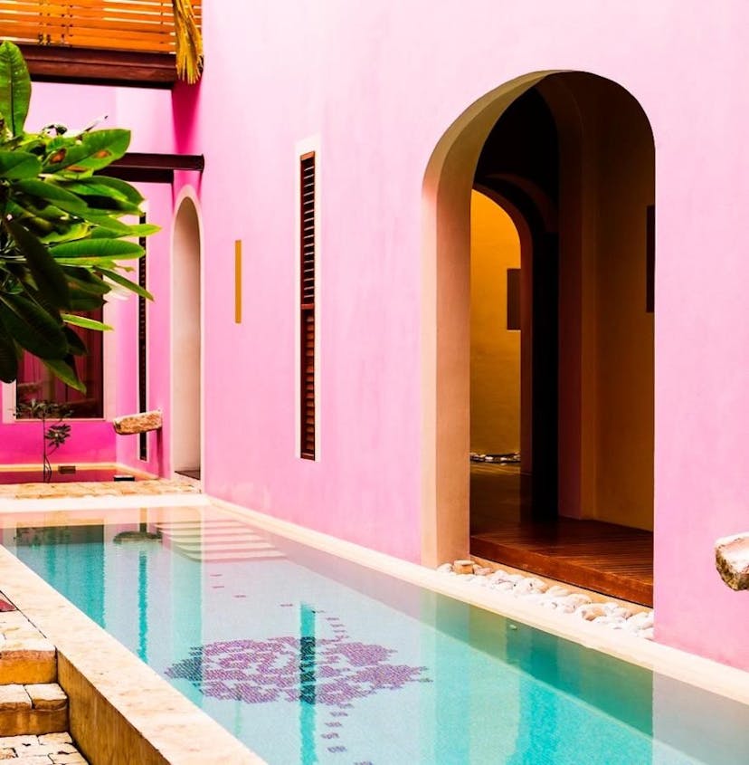 Roze hotel met zwembad